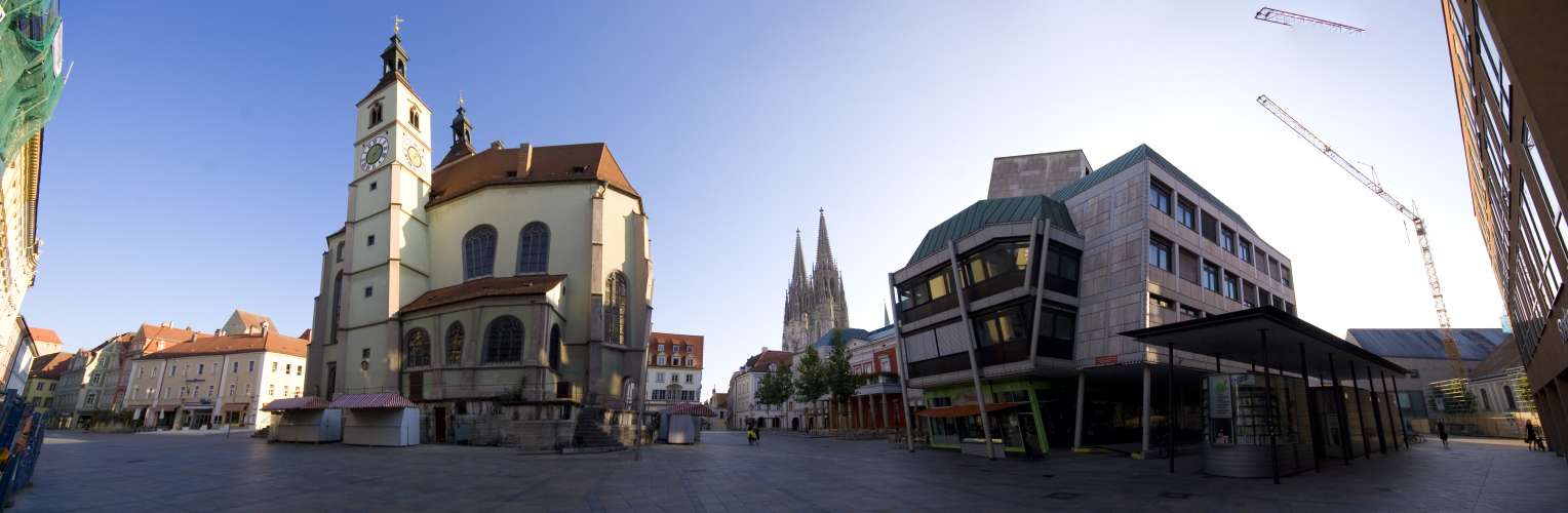 ﻿Menschenleer. Regensburg am frühen Morgen.