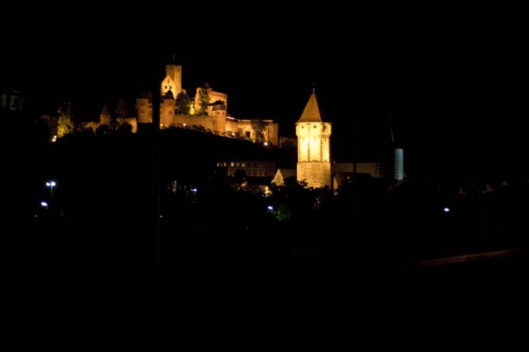 ﻿Neunte Nacht. Unsere letzte Übernachtung im Freien. Gegenüber der Burg von Wertheim auf der Laderampe einer Lagerhalle am Bahnhof.
