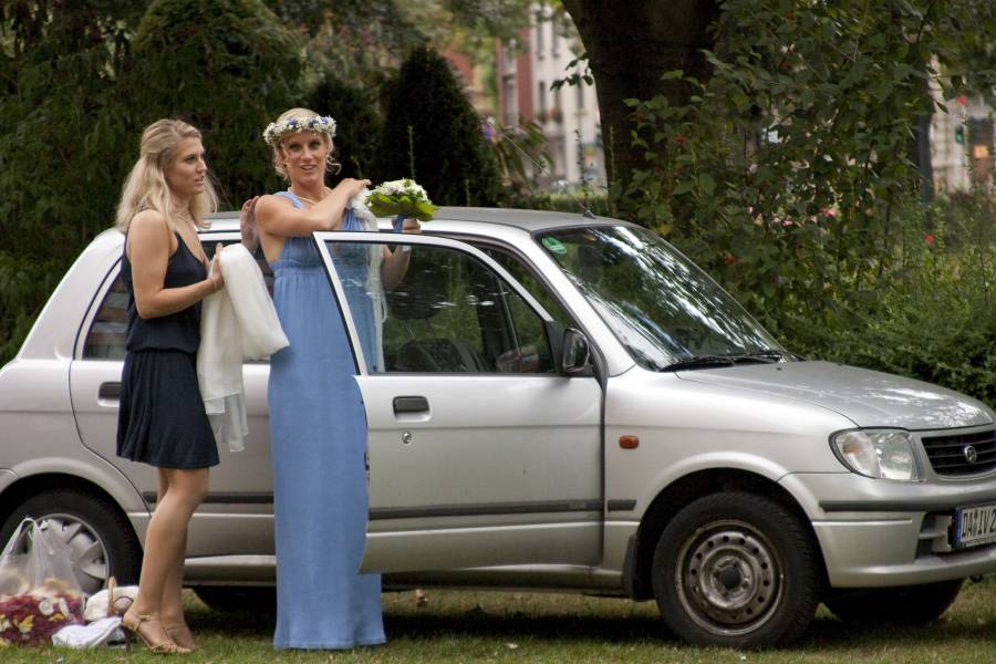 Die Braut lässt sich in mit einer recht bescheidenen Luxuskarosse bis vor die Kirche fahren.
