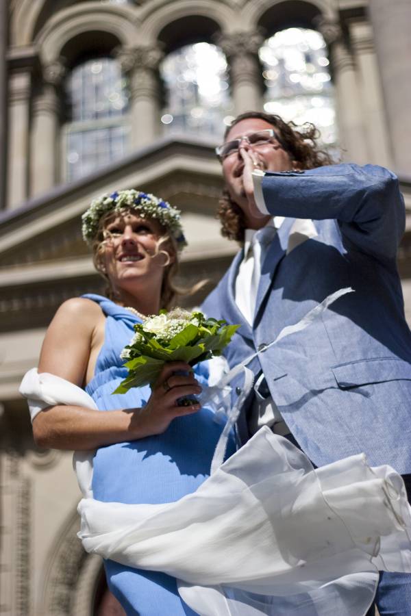 Die Suche nach dem offiziellen Hochzeitsfoto vor der Kirche ist gar nicht so leicht.