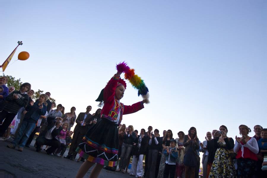 Der Nachmittag auf der Terrasse endet schließlich mit einem wundervollen, peruanischen Tanz von Anne-Sophie.