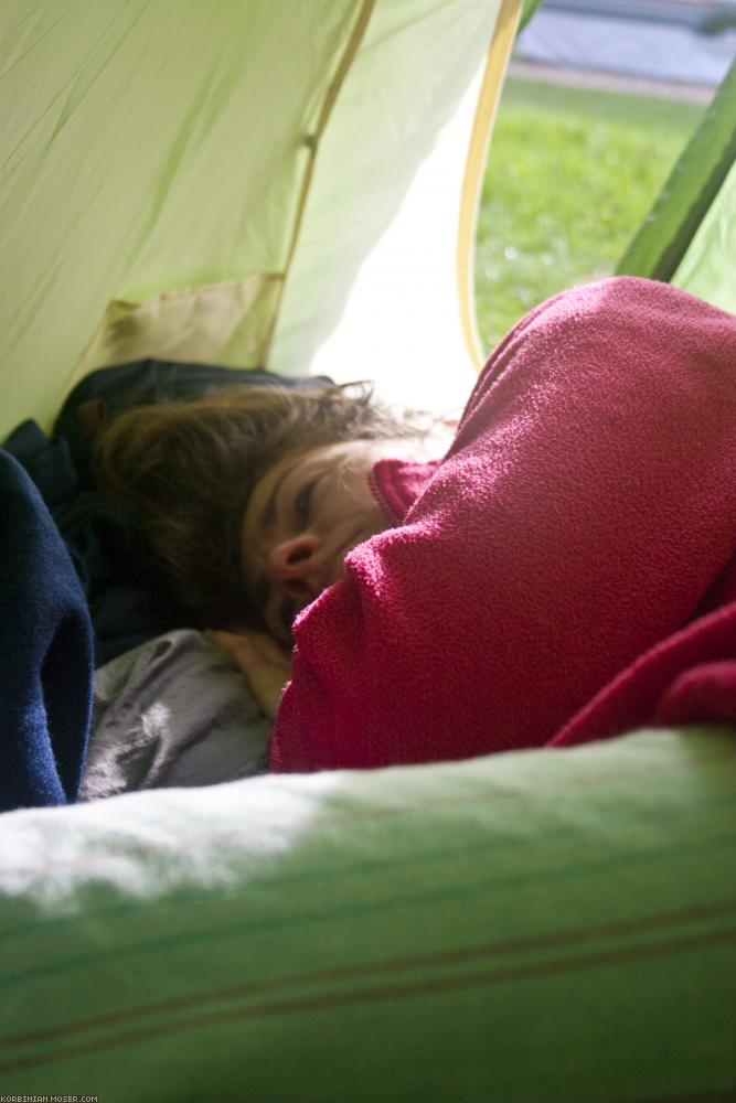 ﻿Erste Nacht. Wir haben unser Zelt auf einem Mini-Campingplatz bei Ohé En Laak aufgeschlagen.