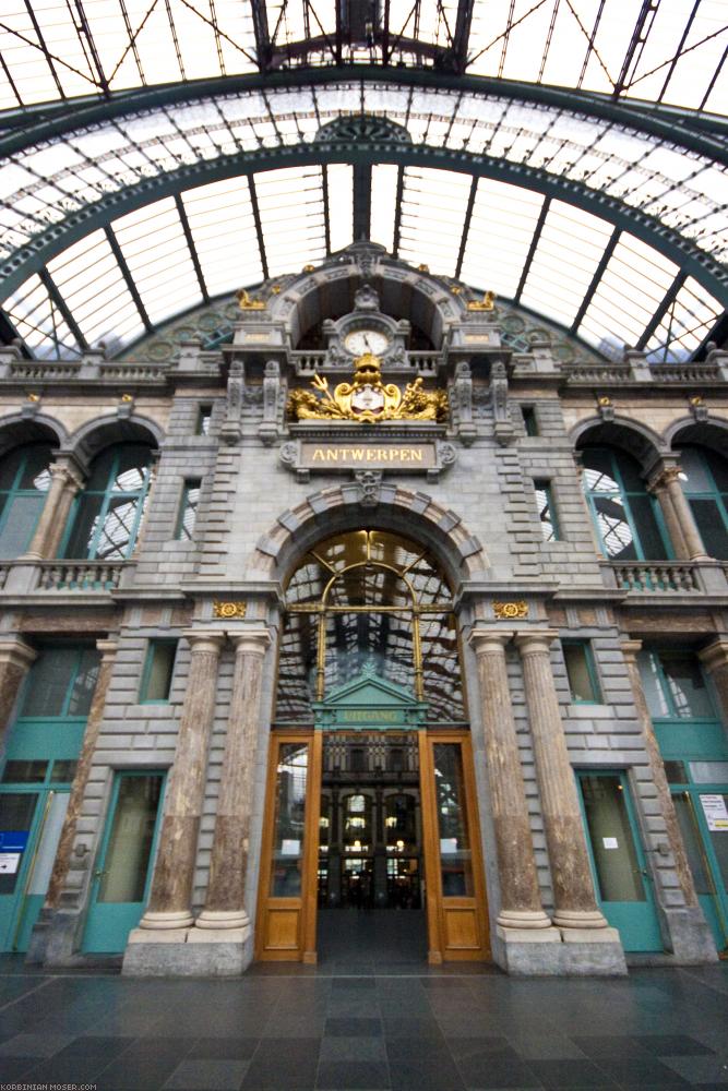 ﻿Kathedrale. Der Bahnhof von Antwerpen ist sehenswert.