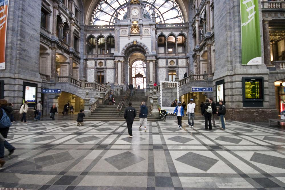 ﻿Kathedrale. Der Bahnhof von Antwerpen ist sehenswert.