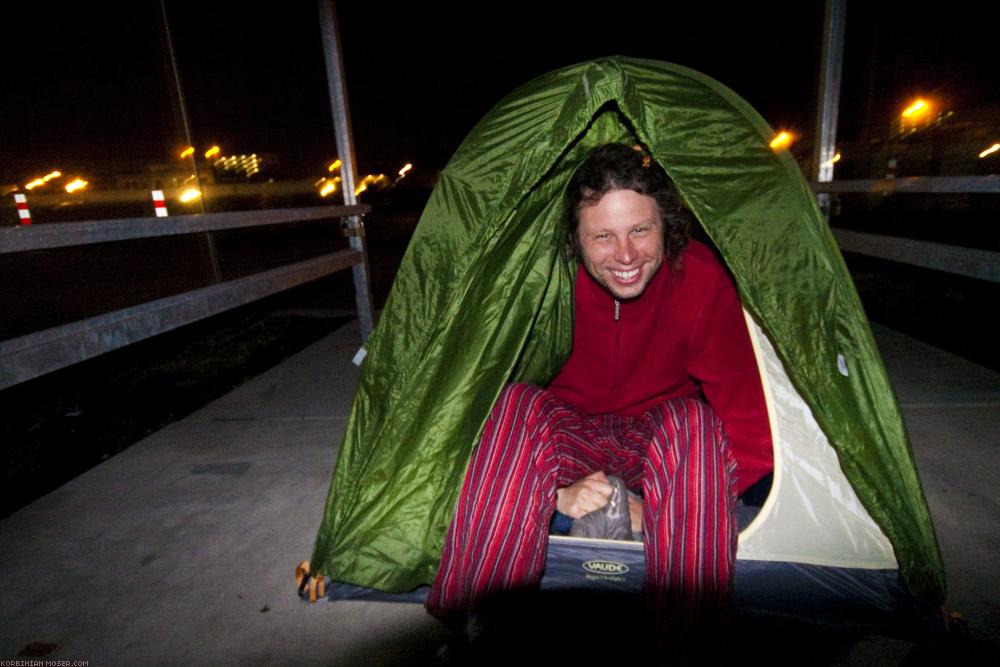 ﻿Vierte Nacht. Weil wir weder dem Wetter noch dem Zelt so richtig trauen, suchen wir uns ein Dach.