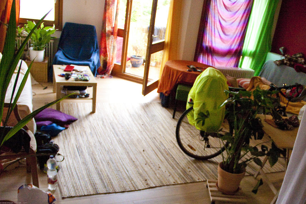 ﻿...die dort gemeinsam mit ihrem Fahrrad in einer schönen bunten Wohnung auf dem Berg lebt.