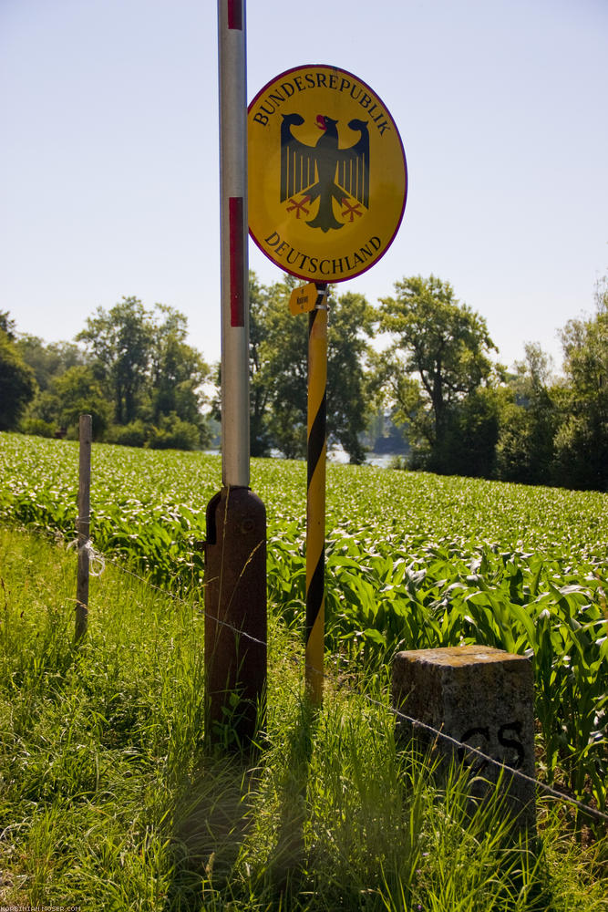 ﻿Grenzgang. Wenn man so am Rhein entlang fährt, wechselt man automatisch immer mal wieder das Land.