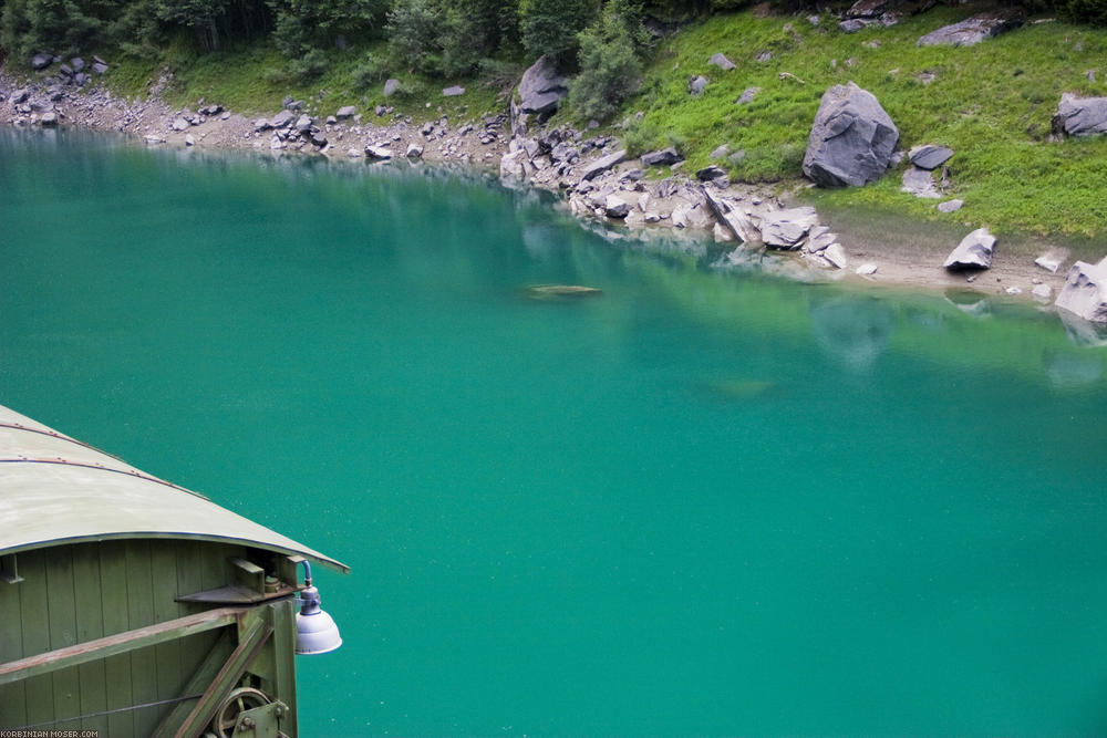 ﻿Soo türkis ist das Wasser des Bergbachs, das sich hier zu einem kleinen See angestaut hat.