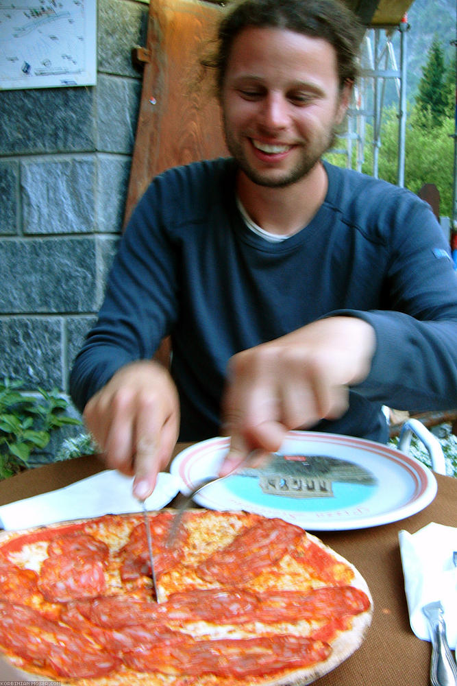 ﻿In Campodolcino belohnen wir uns mit einer leckeren Pizza.