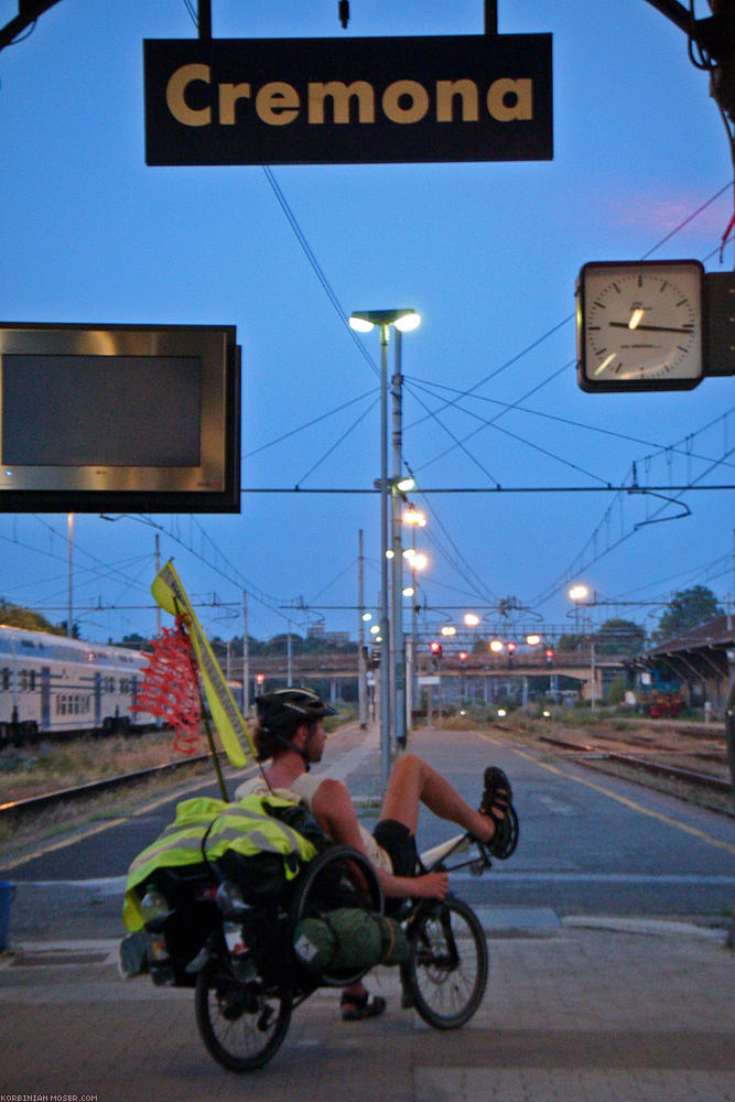 ﻿Völlig erledigt vom italienischen Straßenstress nehmen wir den Zug von Treviglio nach Cremona.