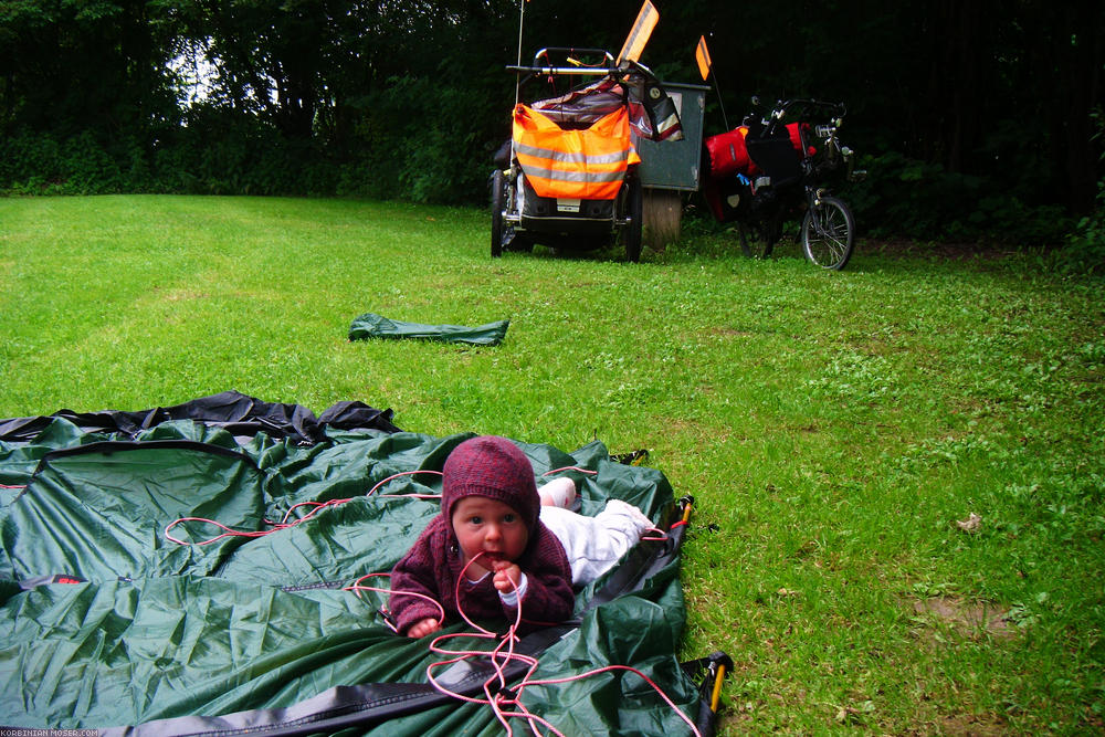 ﻿Straubing. Wir kehren heute schon recht früh auf dem Campingplatz ein, was sich als gute Entscheidung erweisen wird. Zunächst kommt aber noch einmal richtig die Sonne raus. Mona hilft beim Zelt aufbauen.