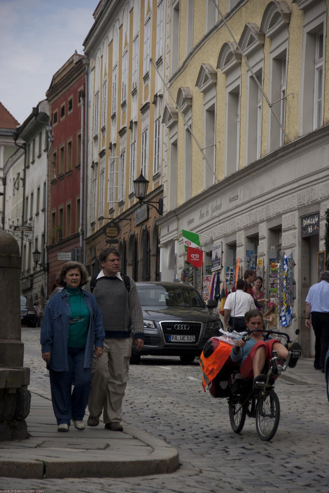 ﻿Passau. Die vielen Autos in den schmalen Gassen stressen und sehen blöd aus. Wir verstehen nicht, warum die dort nicht autofreie Altstadt machen.