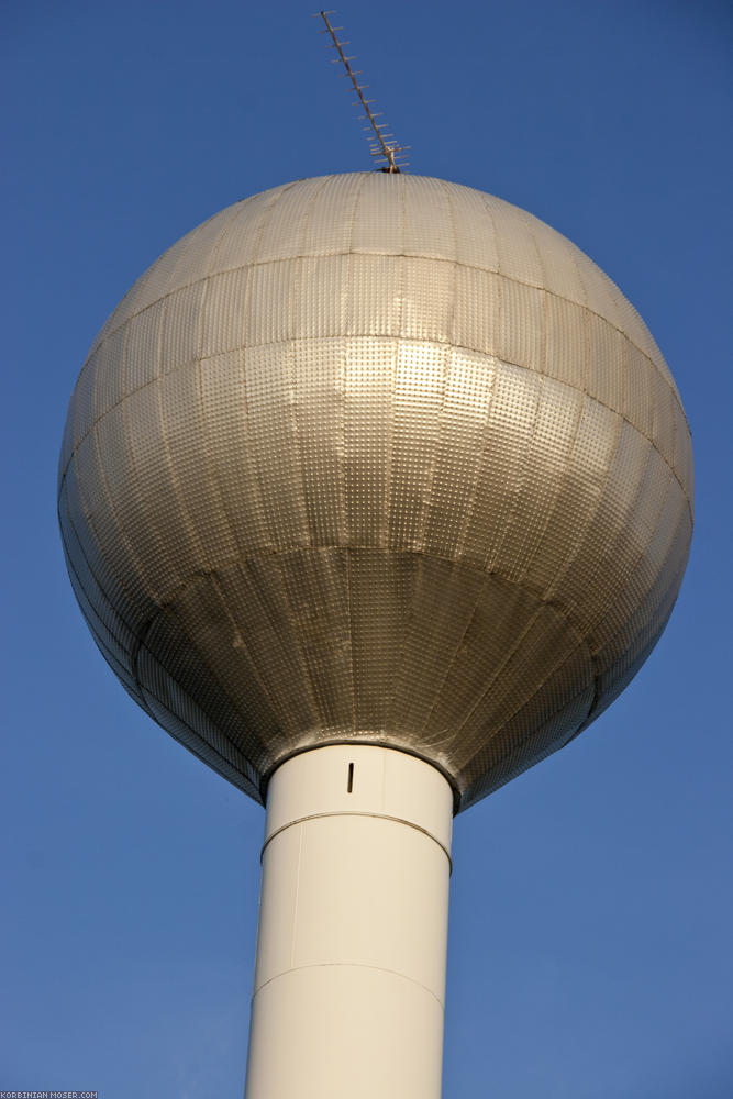 ﻿Abgespaced. Das Ding da über uns, das aussieht wie ein festbetonierter Heißluftballon, ist nicht etwa eine kommunistische Raumstation, sondern ein Wasserturm. Klar, hier im Flachland kann man ja kein Wasserhäuschen auf dem Berg bauen.