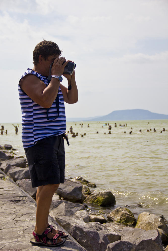 ﻿Baden im Balaton. Opa filmt vom Ufer aus.