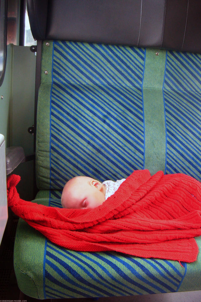 ﻿Rhytmus. Mona hält auch im Zug ihre Schlafenszeiten ein.