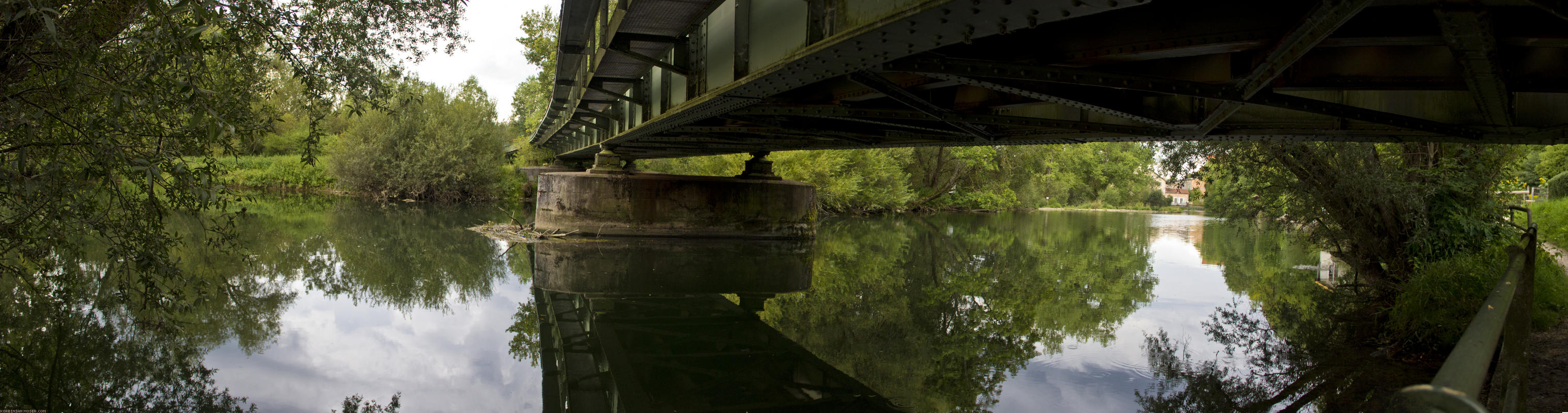 ﻿Flussidylle mit Eisenbahnbrücke.