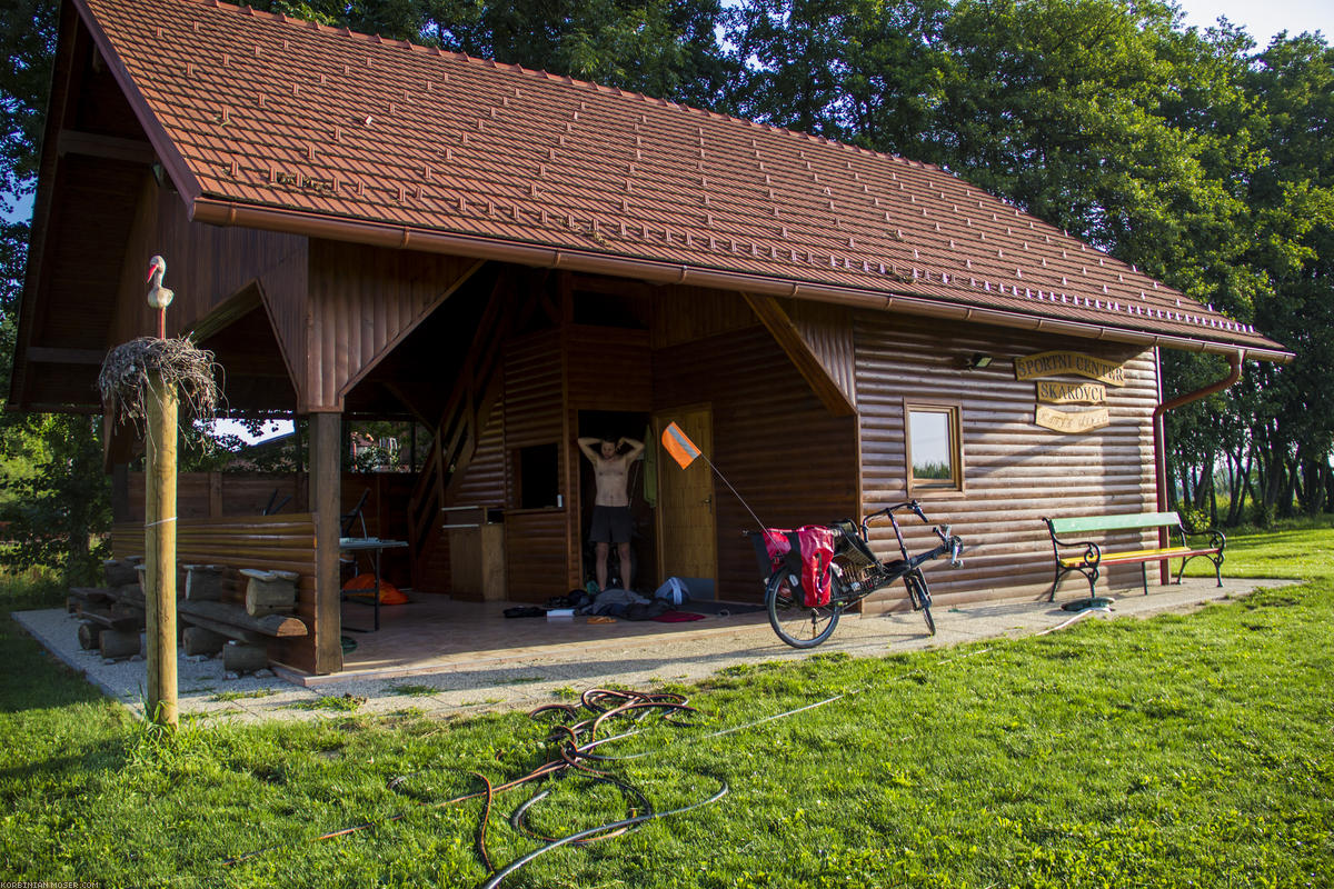 ﻿Luxushotel. Wir campieren auf der Terasse einer sehr einladenden Sportplatzhütte, wo sich bereits zwei polnische Radwanderer niedergelassen haben.