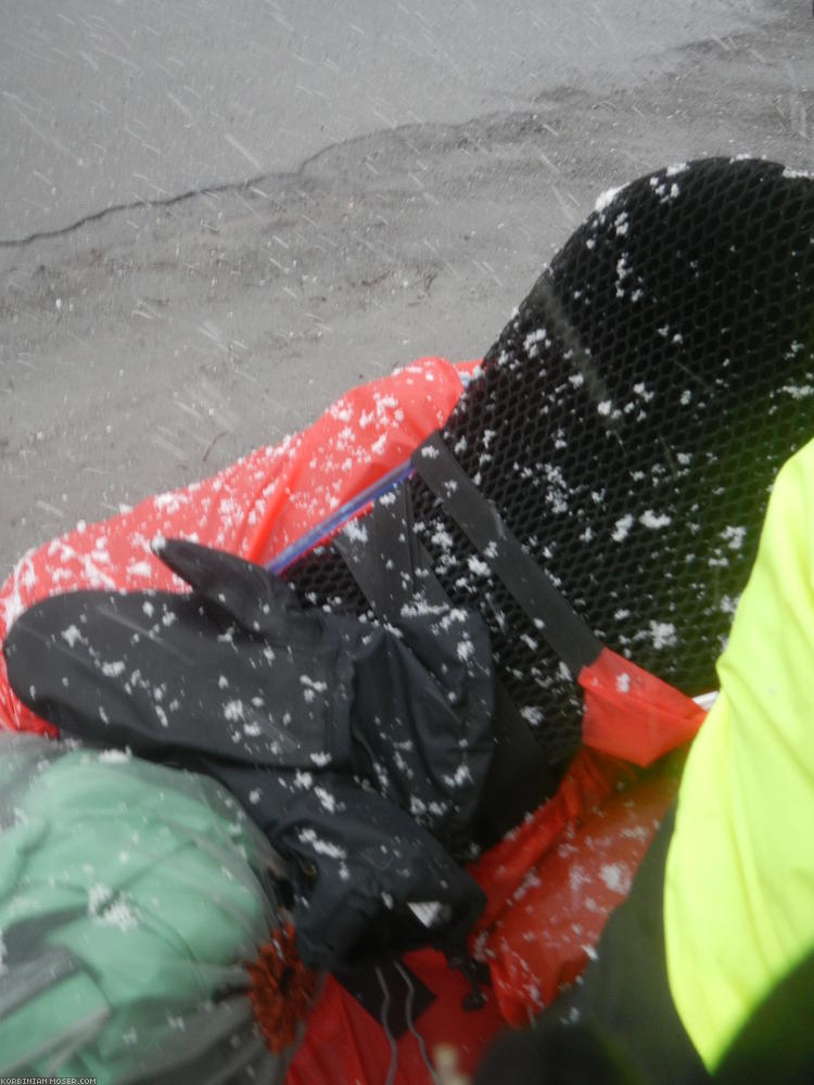 ﻿Heftiger Schneefall. Innerhalb von einer Minute Kleidungswechsel sammelt sich auf Sitz und Taschen genug Schnee für einen Schneeball.