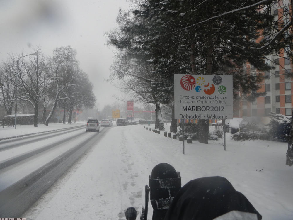 ﻿Maribor versinkt im Neuschnee.