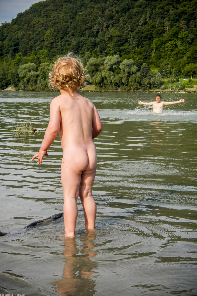 ﻿Morgens früh starten wir mit einem erfrischenden Bad in der Donau.