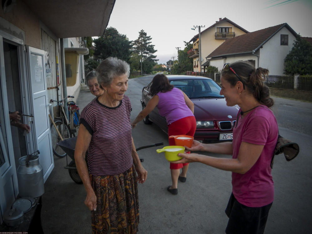 ﻿Nette kroatische Bauersfrauen schenken uns frische Milch