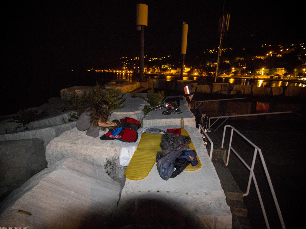 ﻿Opatija. Wir übernachten mitten auf dem Meer, auf den warmen Steinen der Yachthafenmauer.