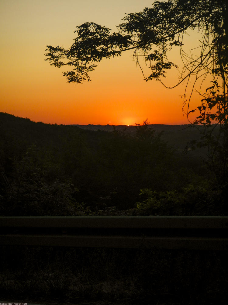﻿Učka-Gebirge. Stimmungsvoller Sonnenuntergang. Wir sind spät dran. Wird schwierig, im Dunkeln einen Schlafplatz zu finden.