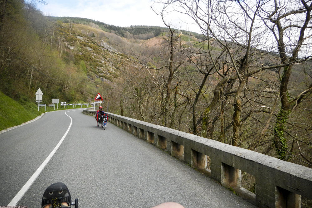 ﻿Bergig. Der Weg von San Sebastian nach Pamplona geht mitten durch die Pyreneen.