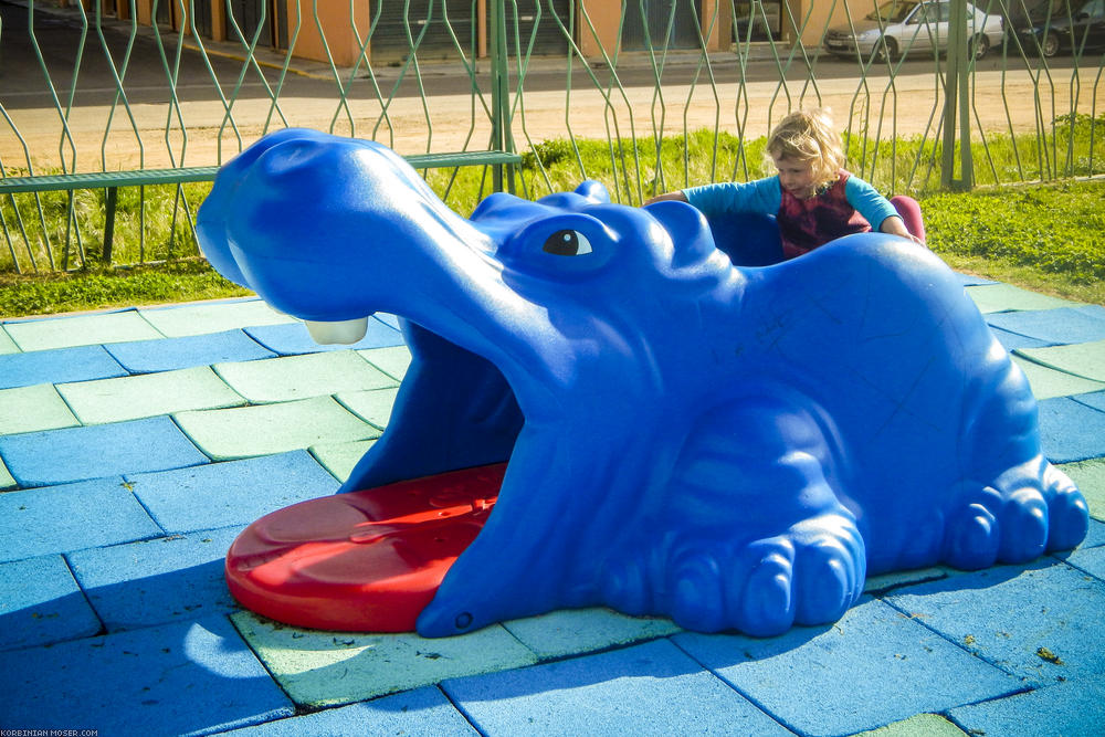 ﻿Játszótér! Die spanischen Spielplätze sind vielfältig. Hier ein blaues Nilpferd mit anatomischem Relief im Körper. Typisch für spanische Spielplätze: der weiche Gummiboden.