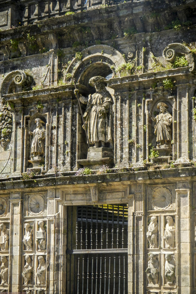 ﻿Santiago de Compostela. Angesichts der vielen tausend Pilger, die jeden Monat Geld ins Land bringen, ist die Kirche mit den Jakobsknochen schon ziemlich verwittert.