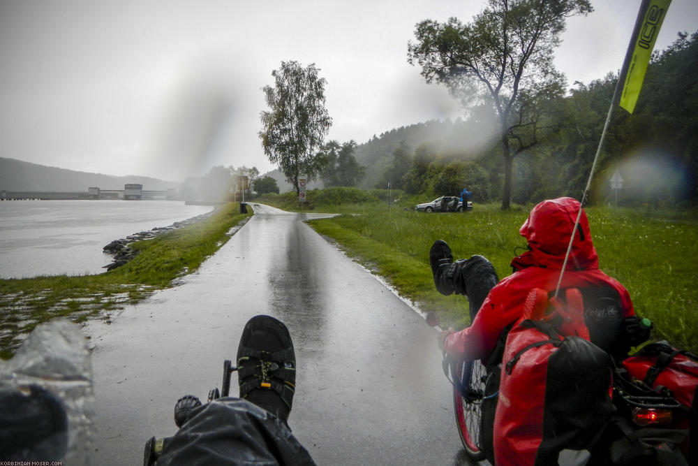 ﻿Regenradeln an Isar und Donau, Mai 2014.