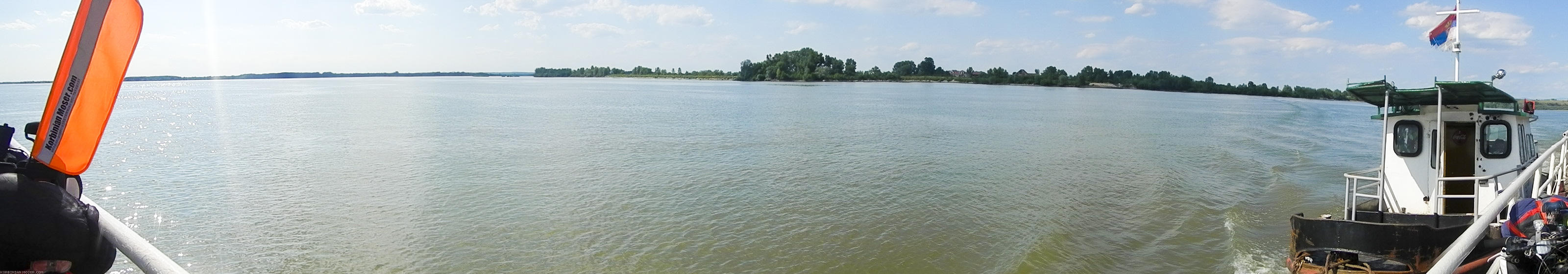 ﻿Fähre nach Ram. Die Donau ist hier so breit wie ein großer See.