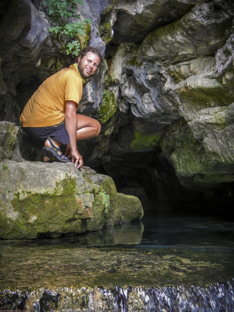 ﻿Korbinian klettert in die Höhle, aus der das Wasser kommt.
