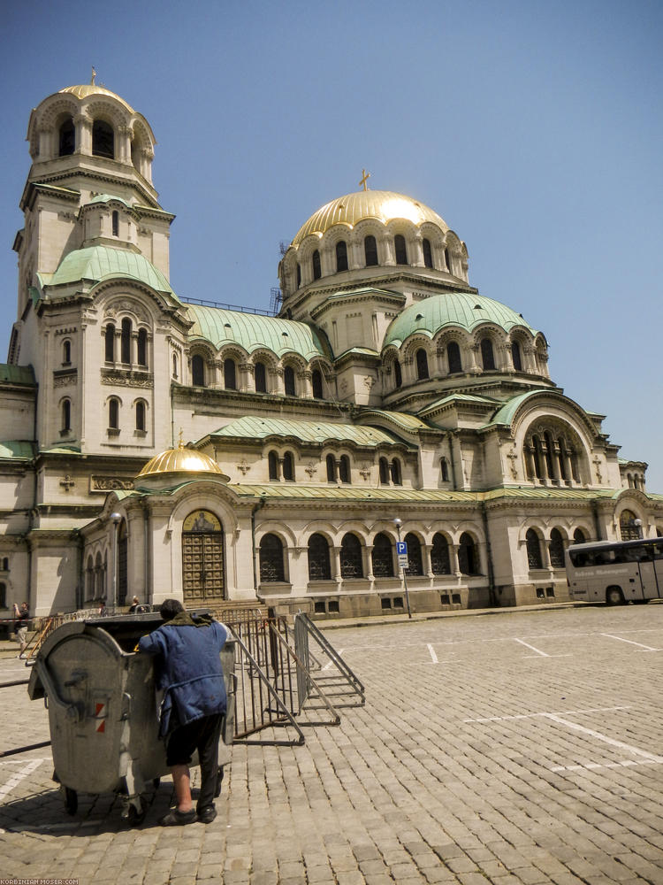 ﻿Goldkuppeln und Müllcontainer. Alexander-Newski-Kathedrale Sofia.