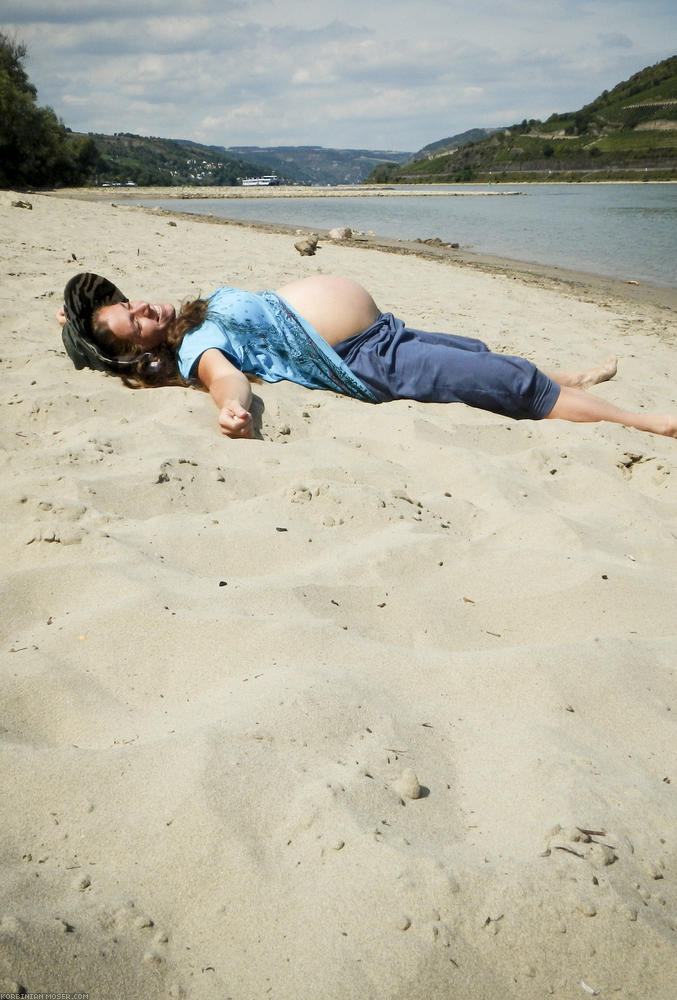 Gestrandeter Wal? Judits Bauch hat bereits eine beachtliche Größe, verglichen mit ihrer ersten Schwangerschaft.