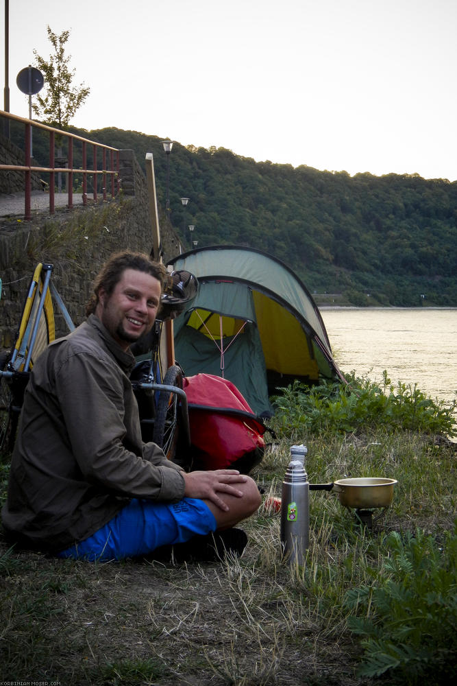 Schmalspur-Camping bei Bad Salzig. Korbinian beim Tee kochen.