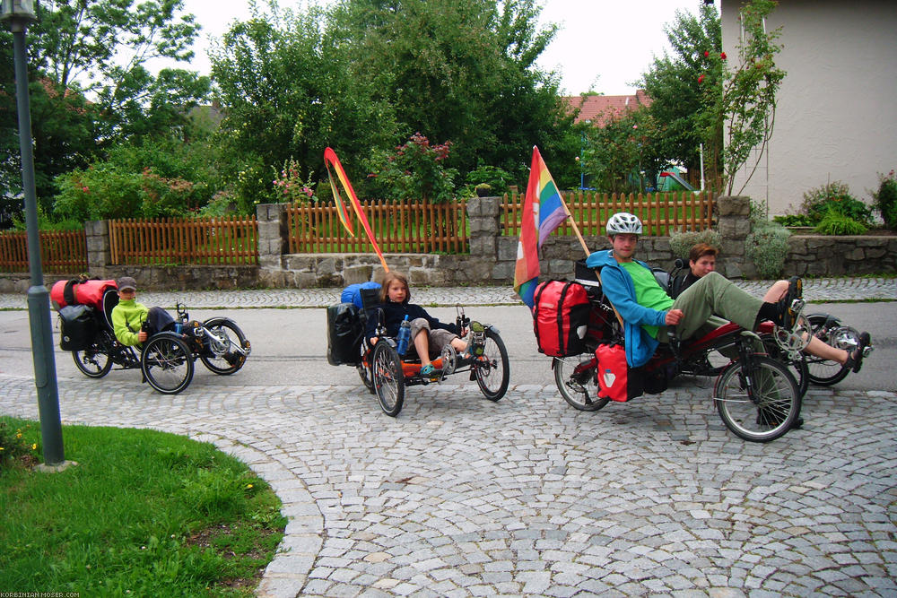﻿All of the sudden comes a whole recumbent family. They will tour up to the Black Sea. Impressing.