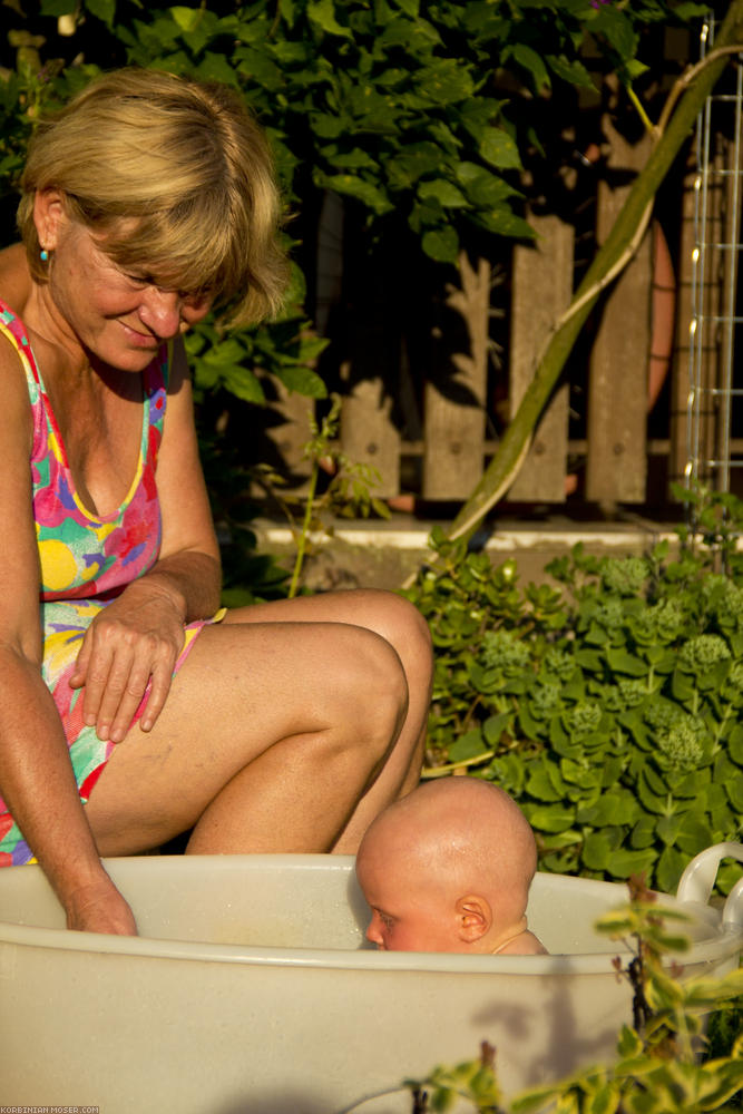 ﻿Bathing with grandma.