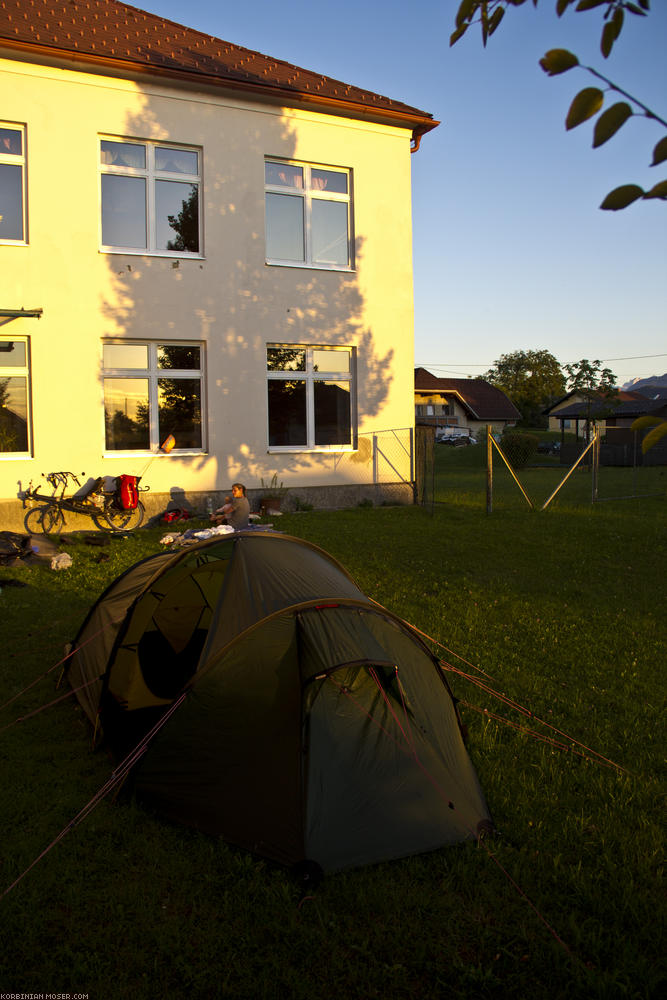 ﻿In Tainach we camp at the school again.