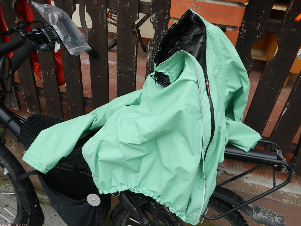 ﻿Heroes of my gear: My new, selfmade recumbent raincoat. I still can't believe that I made it myself. Well, it had been a really hard week of work, but it became great. Covered, asymetric zipper on the side, for no water would seep onto my stomach. Covered zippers under the arms for ventilation even in heavy rain. Extra long sleeves with thumb straps, for I could wear the sleeves over my hands. Okay, a more beautiful color would have been good... sadly this had been the only color, Gore-Text Paclite Shell was available for end customers. At all it was worth delaying the tour for two days, to finish this coat.