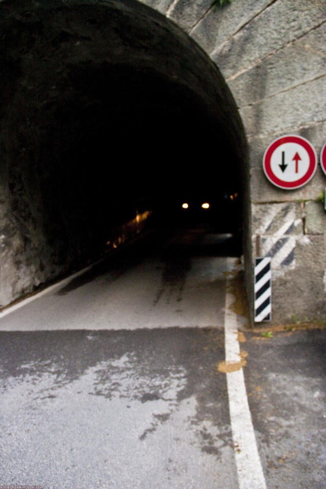 ﻿... koromsötét alagútakkal, amelyben az erős biciklilámpák ellenére az utak széles repedései nem láthatók,...