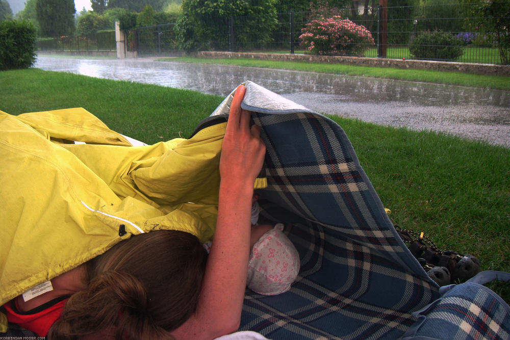 ﻿Platzregen. Wieder mal bewährt sich Klaris Picknickdecke als schneller Regenschutz.