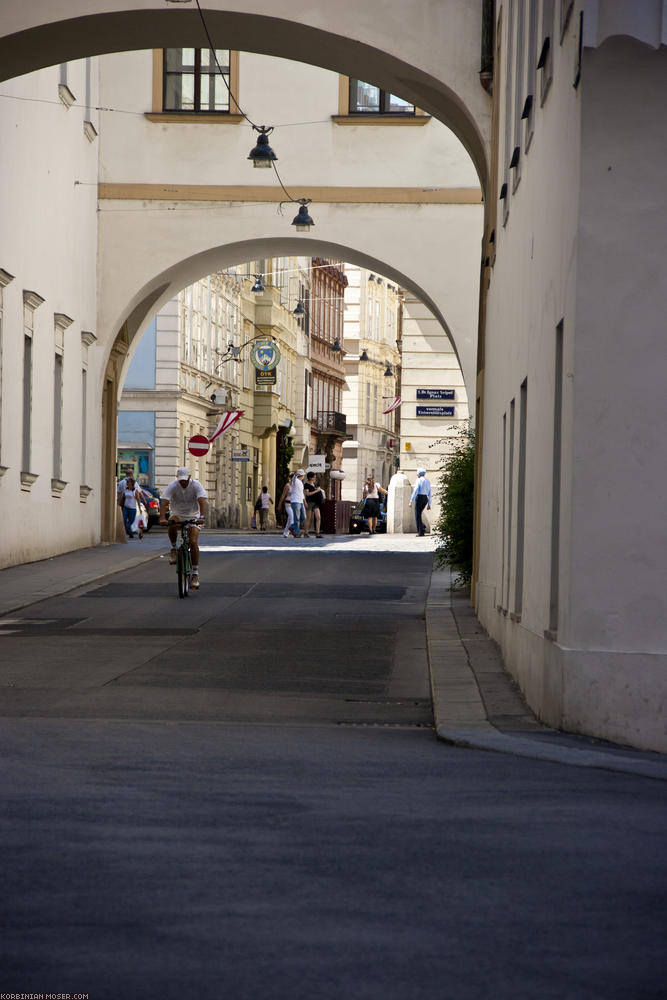 ﻿Wien. Erst nach einigen Kilometern Fahrradfahrt fängt es langsam an, etwas Altstadtlicher auszusehen.