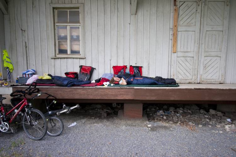 ﻿Erste Nacht. Laderampe eines leerstehenden Lagergebäudes in Königshofen. Judit fand heraus, warum Ohrwürmer so heißen: einer ist in ihr Ohr gekrabbelt.