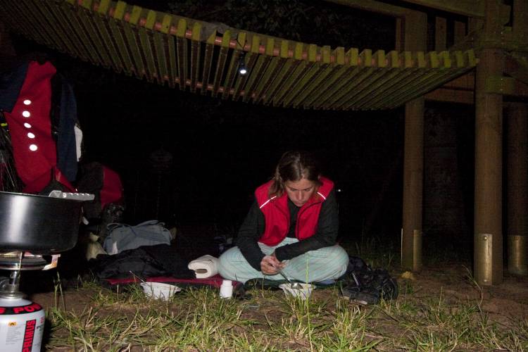 ﻿Zweite Nacht. Auf einem Spielplatz in der Nähe des Altmühlsees. Judit isst erschöpft ihre Suppe. Korbinian hatte unbedingt noch den See erreichen wollen, wodurch es eine ziemlich lange, harte Tour geworden war (136 km, bergig).