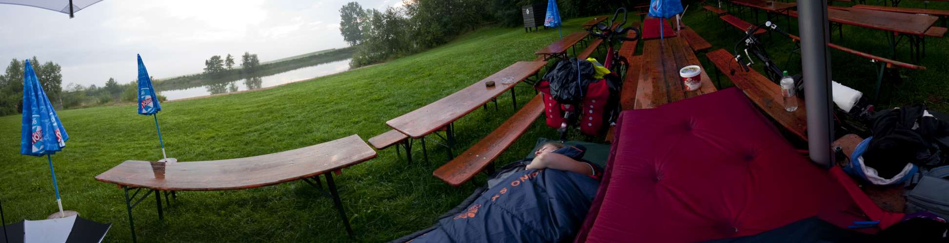 ﻿...und wir mussten uns notdürftig unter die Schirme eines Biergartens retten.