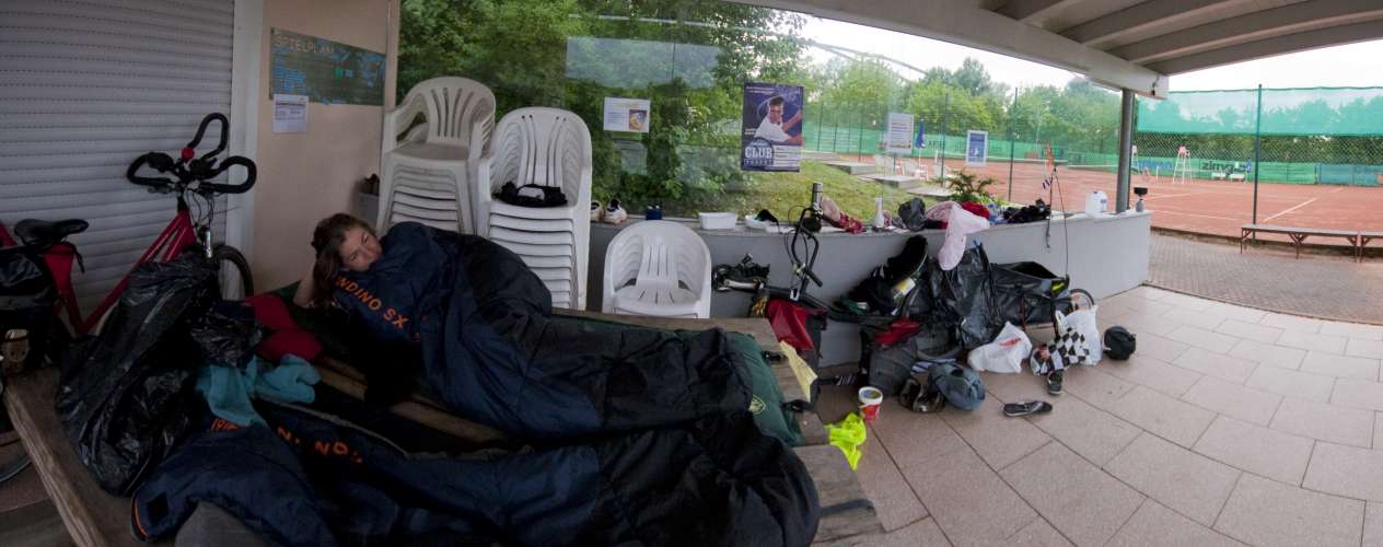 ﻿Vierte Nacht. Angesichts des heraufziehenden Regens haben wir uns am Ortsausgang von Regensburg eine überdachte Bleibe gesucht. Eine kluge Entscheidung, denn in der Nacht gab es ein so heftiges Unwetter, dass wir sogar in der hintersten Ecke noch einige Spritzer abgekriegt haben. Trotzdem konnten wir dort sehr gut schlafen.