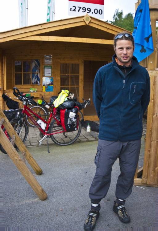 ﻿Sechste Nacht. Bei einem Baumarkt am Ortsausgang von Passau waren netterweise die Ausstellungs-Gartenhäuschen nicht abgeschlossen. Korbinian fands prima, Judit hingegen konnte vor lauter schlechtem Gewissen leider kaum schlafen. Zu gut erzogen?