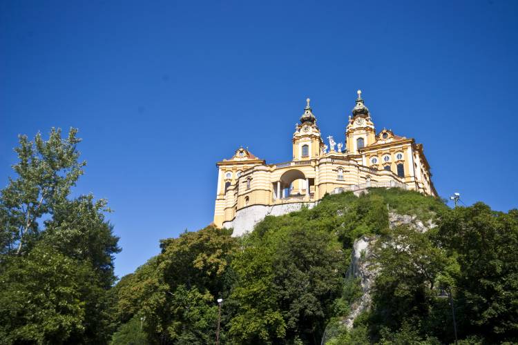 ﻿Stift Melk. Von vorne sieht das Ding aus wie ein normales Schlösschen. Aber nach hinten hin ist es riesig!