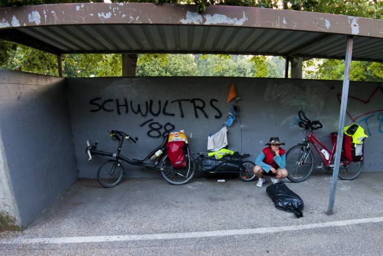 ﻿Achte Nacht. Wegen grässlich vielen Schnaken sind wir bis zur Stadt Tulln gefahren. Weil es bis dahin dann schon dunkel war, mussten wir uns mit einer zweitklassigen Bleibe begnügen. Statt zu schlafen hat Judit die Bekanntschaft mit einem Igel gemacht.